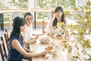 カフェで楽しそうに会話する40代女性たち